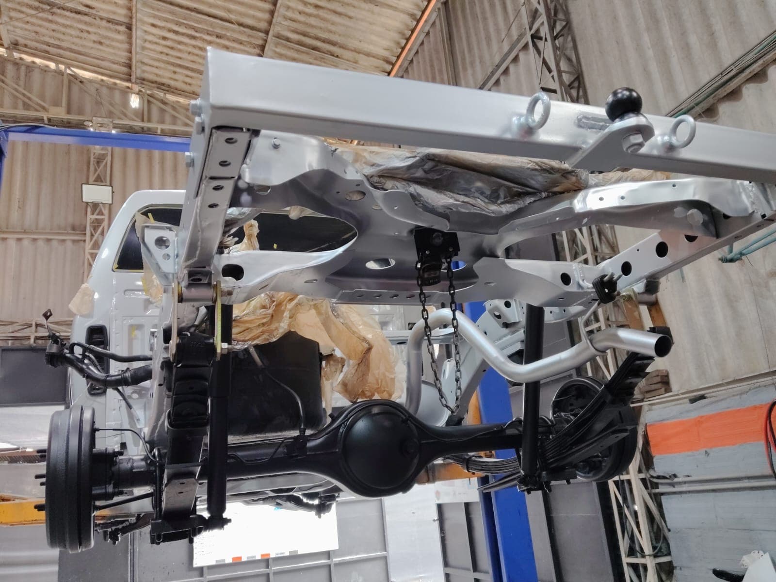 Chasis de camioneta en elevador con suspensión expuesta