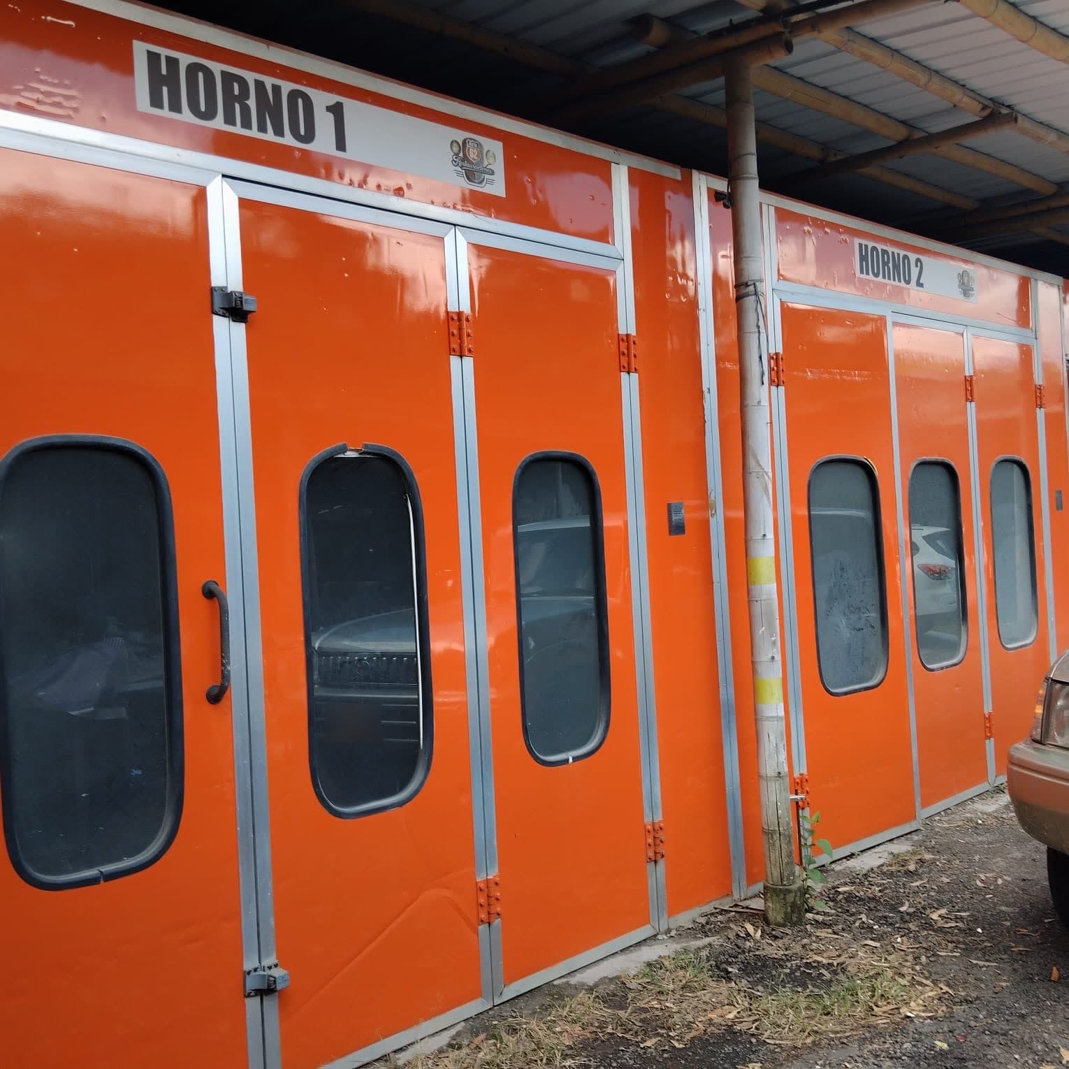Cabina de pintura naranja identificada como Horno 1